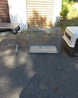 Tavolo toilettatura, trasportino e gabbia.