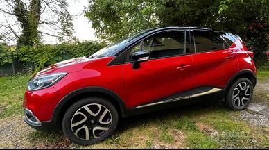 Renault Capture  rossa con tetto nero