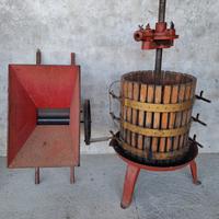 Torchio e pigiatrice per uva 