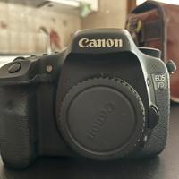 Canon EOS 7D con obbiettivo 18-135 e accessori