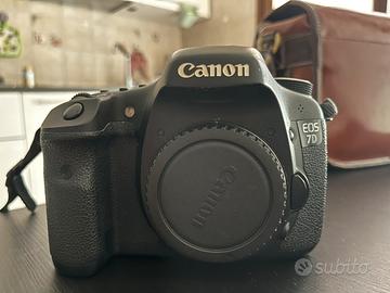 Canon EOS 7D con obbiettivo 18-135 e accessori