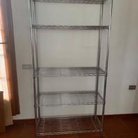 Scaffale con cinque ripiani in acciaio cromato