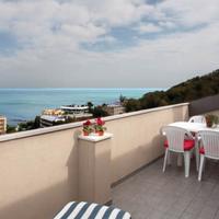 Appartamento con terrazza fronte mare
