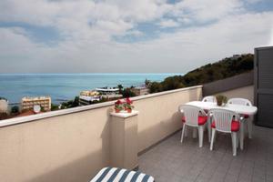 Appartamento con terrazza fronte mare