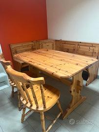 Tavolo in legno massello, 2 sedie e panca angolare