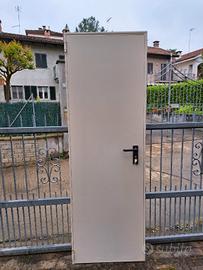 porta da cantina in metallo mai installata