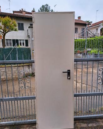 porta da cantina in metallo mai installata