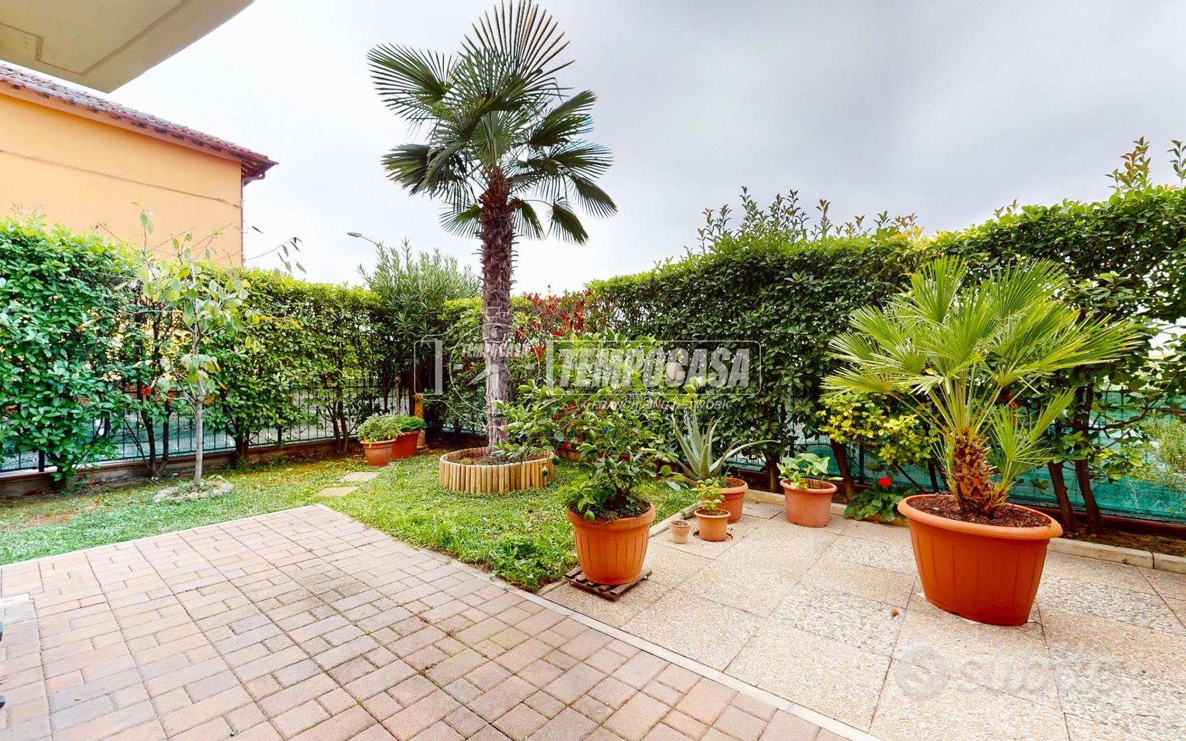 VILLA A SCHIERA DI TESTA CON GIARDINO SU TRE LATI - Vista 2