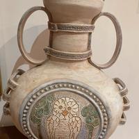 Vaso ad anfora con decorazioni