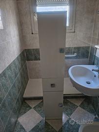 Mobiletto per bagno a colonna