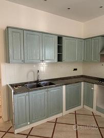 Cucina in muratura con piano in marmo