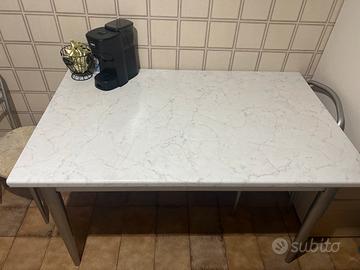 Tavolo allungabile effetto marmo molto resistente