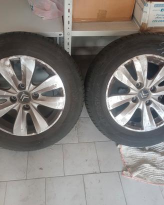4 cerchi  in lega raggio 15 con gomme 