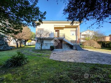 VILLA SINGOLA A BESANA IN BRIANZA