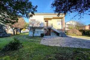 VILLA SINGOLA A BESANA IN BRIANZA