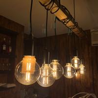 Lampadario sospeso in legno