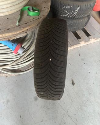 4 Cerchi in ferro 14" + Gomme Invernali Hankook 17