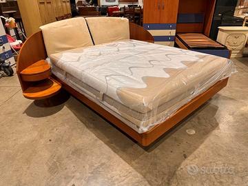 Letto matrimoniale per angolo