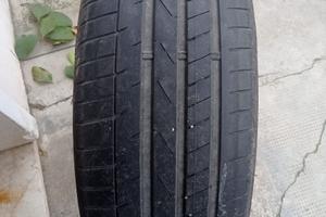 DUE PNEOMATICI  AL 60 %