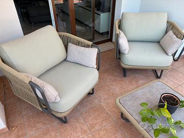 Poltrone e tavolo marchio varaschin