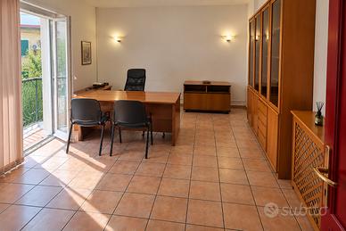 UFFICIO ARREDATO CON BALCONE INDIPENDENTE – NOCERA
