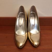 Scarpe con tacco sottile color oro lucido
