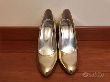 Scarpe con tacco sottile color oro lucido