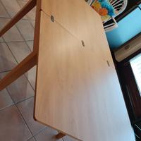 tavolo da cucina con  sedie in legno