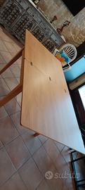 tavolo da cucina con  sedie in legno