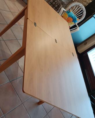 tavolo da cucina con  sedie in legno