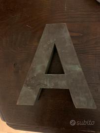Lettera a di rame che compongono tabaccheria tavol