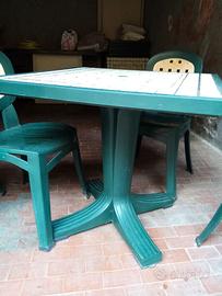 Sedie e tavoli in resina