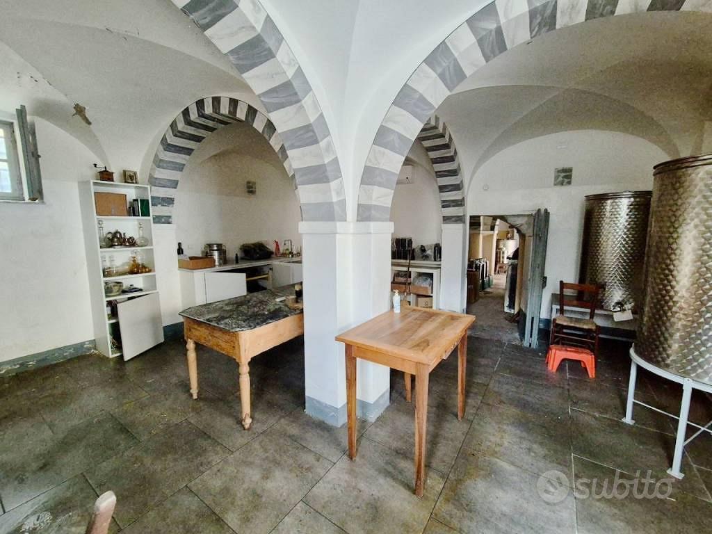 Rustico / Casale di 370 m² con più di 5 locali a C - Vista 2