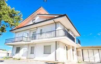 Laboratorio con Uffici e Magazzino