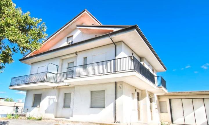 Laboratorio con Uffici e Magazzino