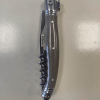 Coltello pieghevole con cavatappi
