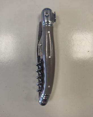 Coltello pieghevole con cavatappi
