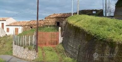 Terreno con rustico da rifare completamente
