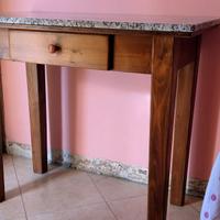 Tavolino in legno con lastra di marmo