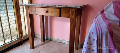 Tavolino in legno con lastra di marmo
