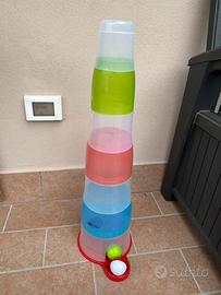 Torre di bicchieri e palline