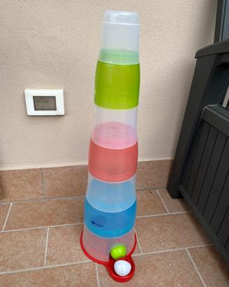 Torre di bicchieri e palline