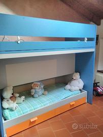 Cameretta con letto a castello e armadio