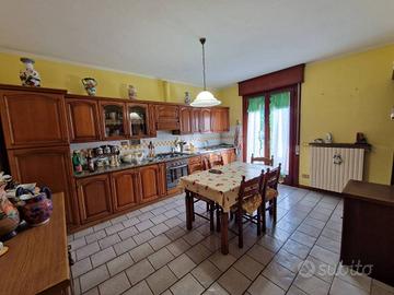 Appartamento di 130 m² con 5 locali a Lucca