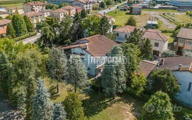 Villa unifamiliare libera su 4 lati con accessori.
