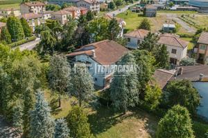 Villa unifamiliare libera su 4 lati con accessori.