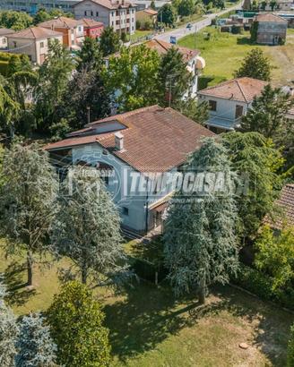 Villa unifamiliare libera su 4 lati con accessori.