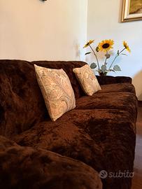 Divano di pregio, poltrone e lampadario