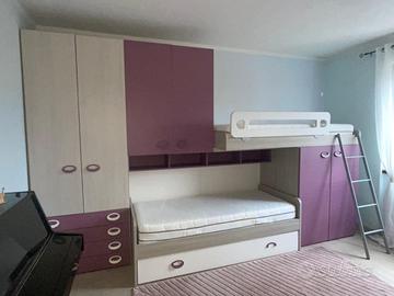 Camera da letto con aramadi