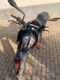 Duke 125 ABS pari al nuovo per passaggio A2